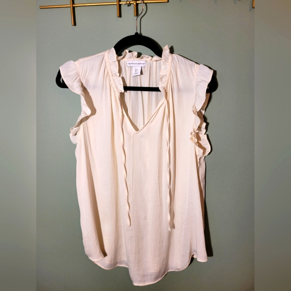 Cupcakes and Cashmere ruffle sleeve blouse EUC Large